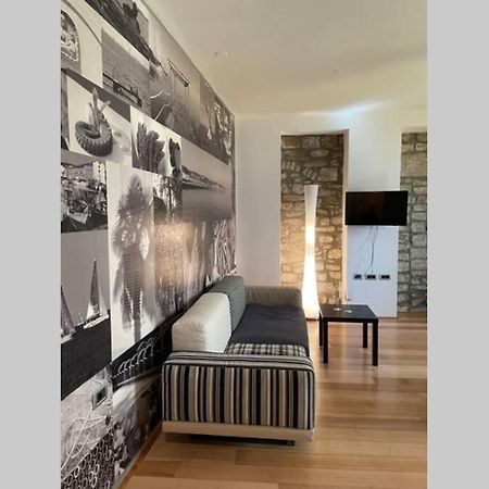 Stylish One Bedroom Apartment Near The Riva Ізола Екстер'єр фото