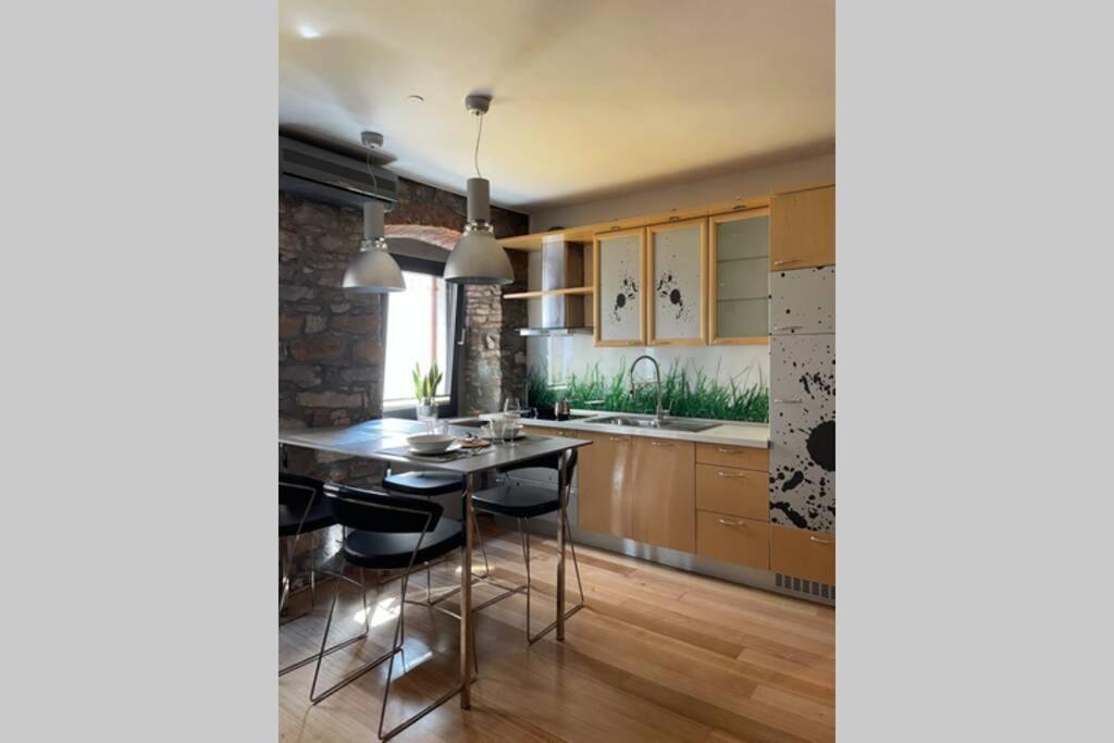 Stylish One Bedroom Apartment Near The Riva Ізола Екстер'єр фото